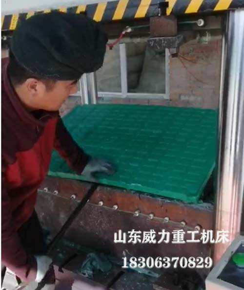 复合漏粪板模压现场图