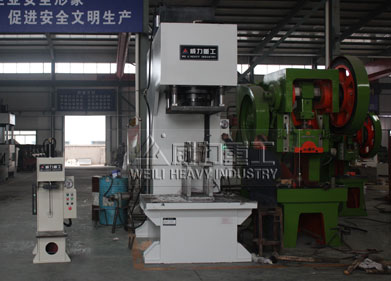 315吨单臂压力机实拍图 315吨单臂压力机实拍图